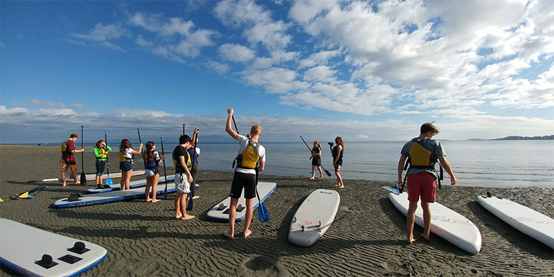 Auslandsschuljahr in Kanada, High Schools am Strand mit Surfen